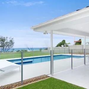 Holiday home Sentosa On Tugun - Beachfront 5 Bedroom